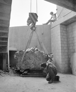 855898 Afbeelding van de plaatsing van één van de vier fragmenten van het Kasteel Vredenburg en het Johanniter klooster ...